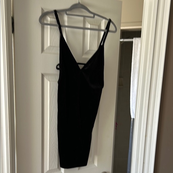 Chic Black V-Neck Dress - Picture 5 of 5